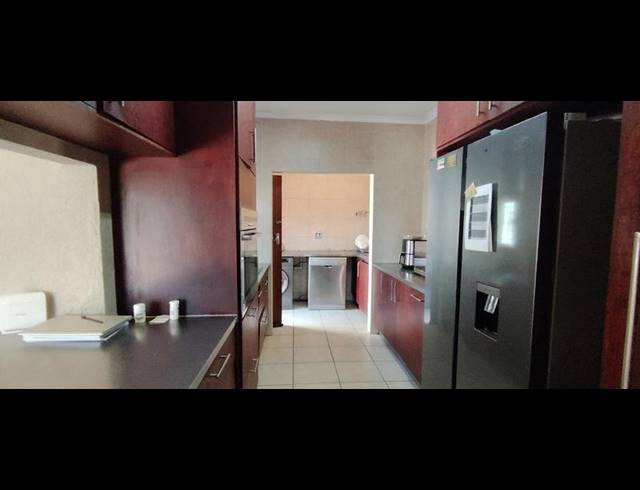 4 BEDROOM HOUSE FOR SALE IN OAKDENE